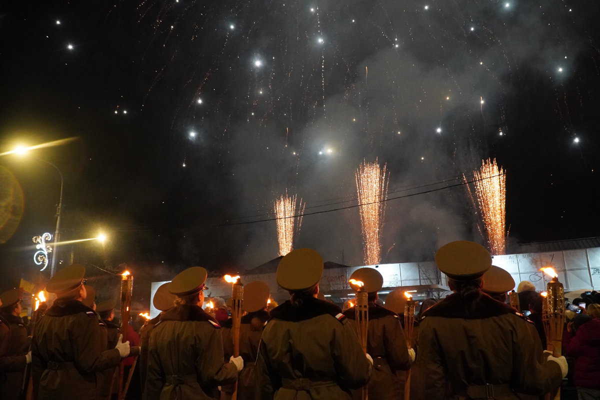 foto video retragere cu torțe, intonarea imnului și foc de artificii deasupra sibiului - ziua de 1 decembrie se încheie spectaculos