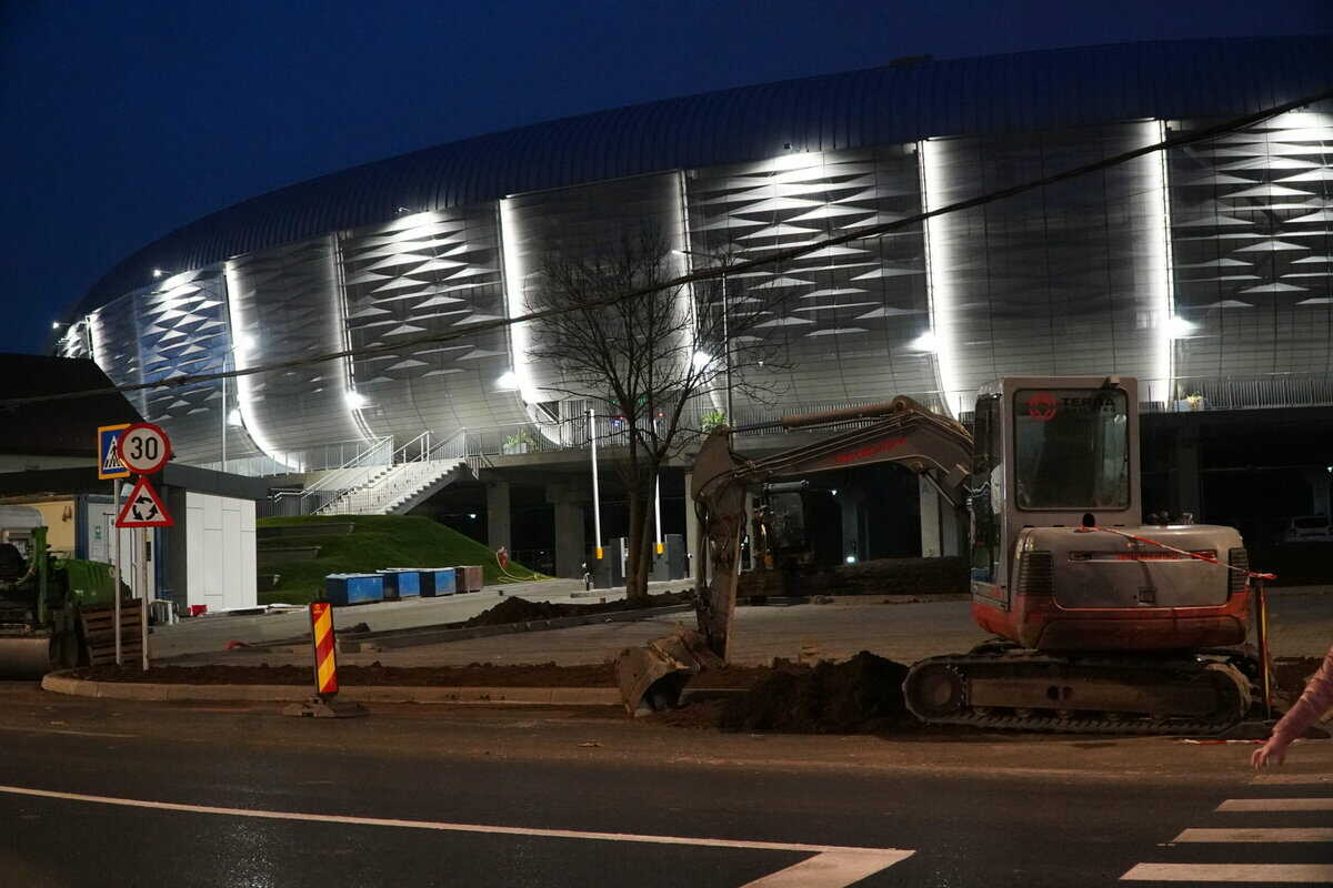 foto video pregătiri intense pentru inaugurarea stadionului municipal sibiu – a fost asfaltată aleea eminescu