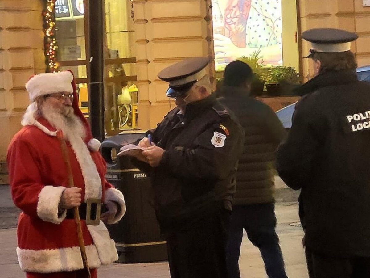 moș crăciun, oprit de poliția locală în sibiu - „unde ai parcat sania, moșule?”