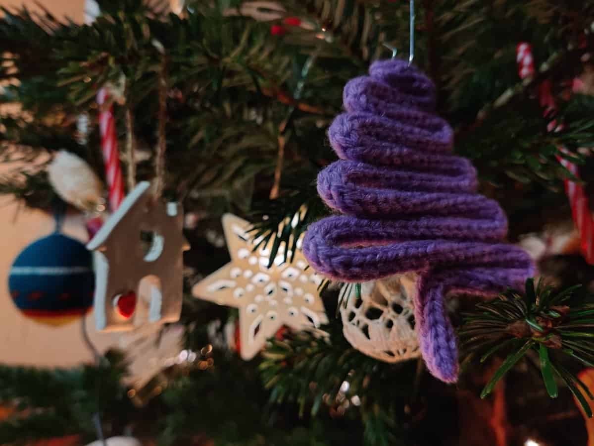 cum să îți împodobești pomul de crăciun într-un mod inedit - brăduți tricotați și ornamente din lut realizate la sibiu
