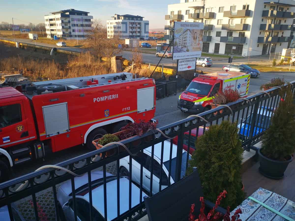 VIDEO FOTO: Bărbat dus în stare gravă la spital - A căzut de la înălțime într-un bloc în construcție pe Calea Șurii Mici