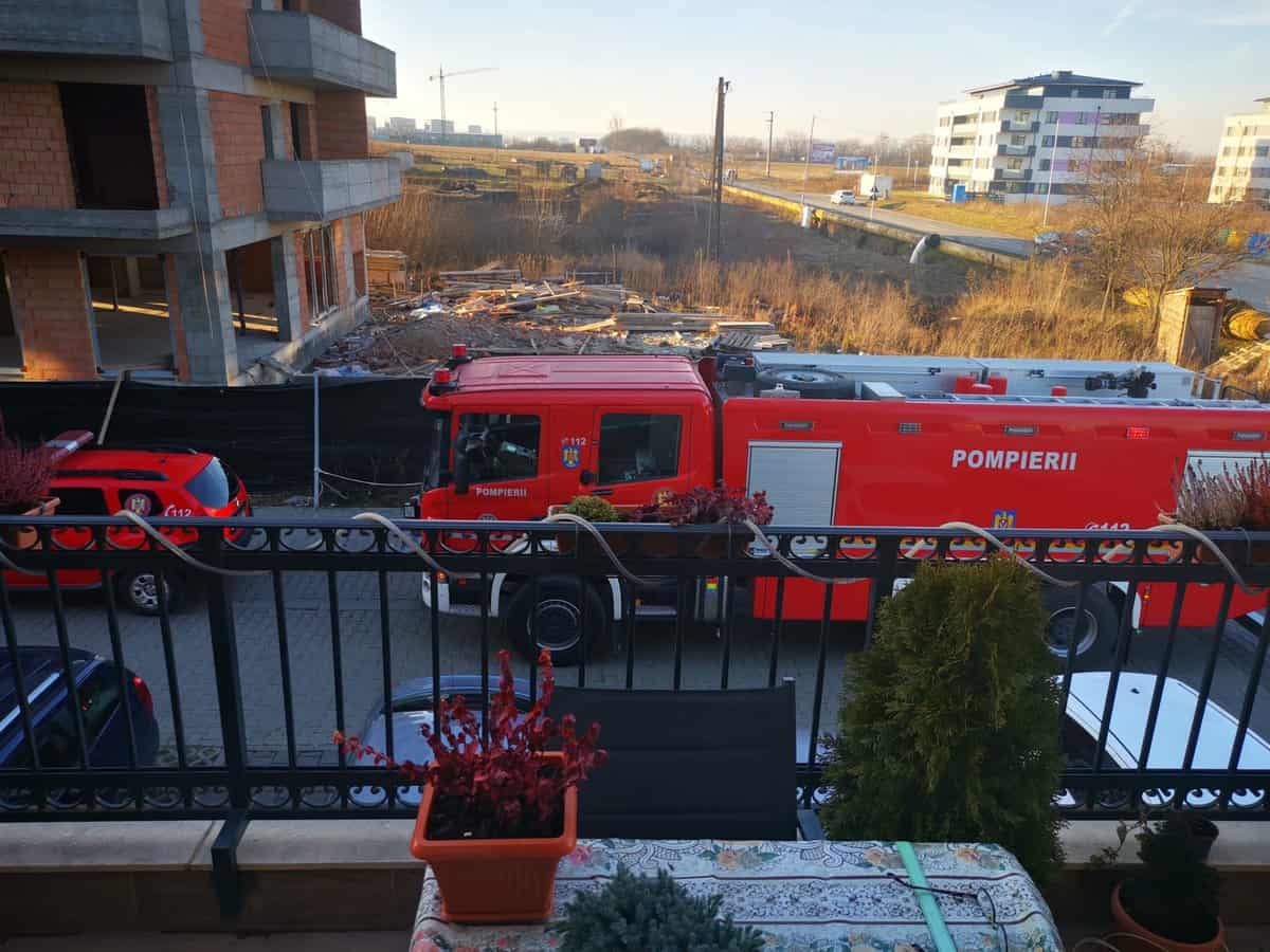 VIDEO FOTO: Bărbat dus în stare gravă la spital - A căzut de la înălțime într-un bloc în construcție pe Calea Șurii Mici