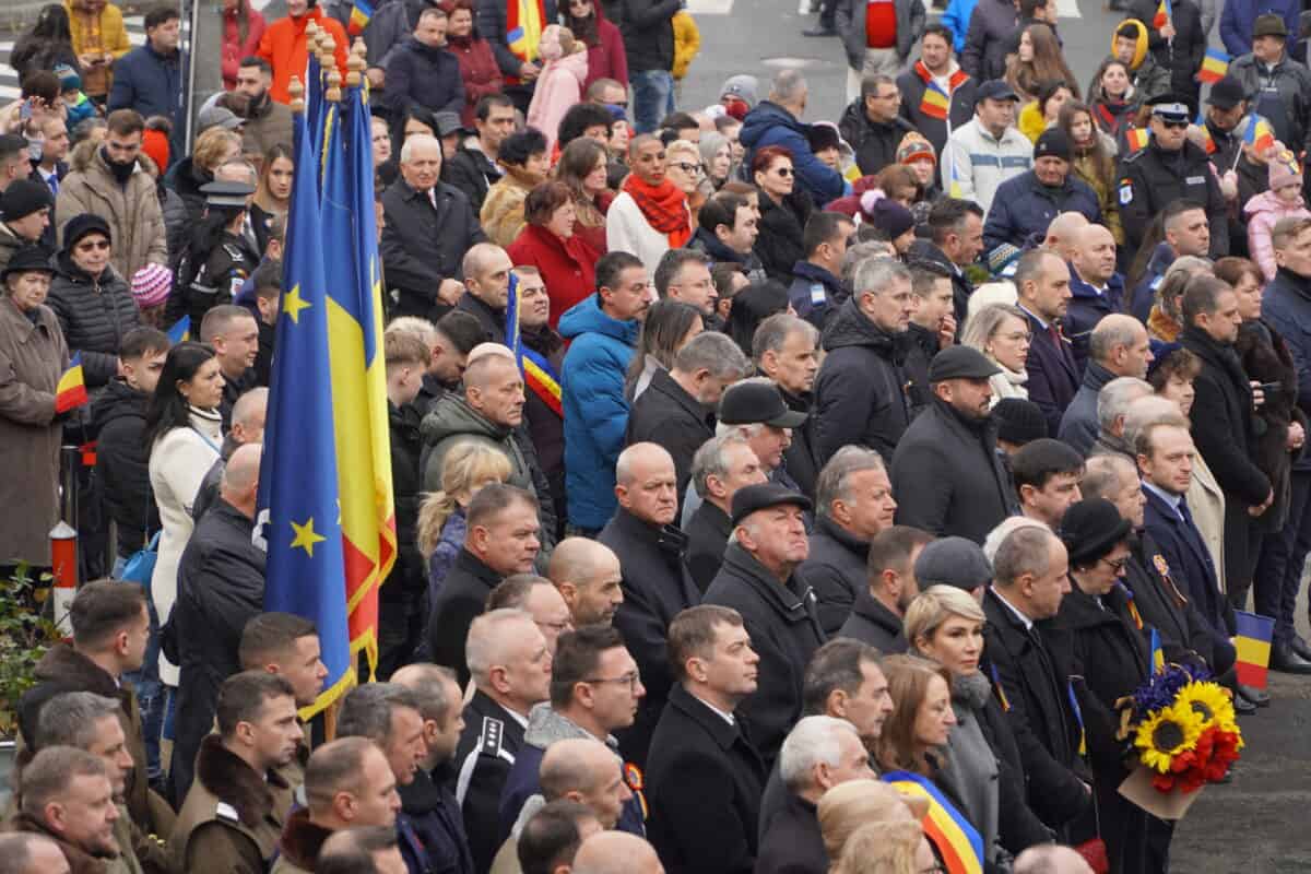 FOTO VIDEO - În lipsa unei parade, sibienii s-au înghesuit să vadă ceremonia de depuneri de coroane de la Cercul Militar