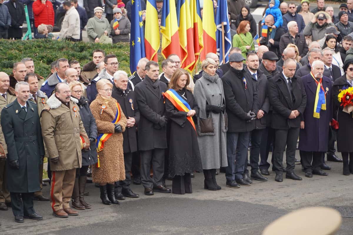 FOTO VIDEO - În lipsa unei parade, sibienii s-au înghesuit să vadă ceremonia de depuneri de coroane de la Cercul Militar