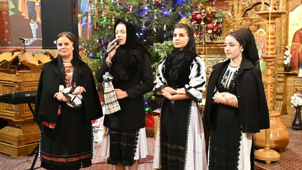 concert de colinde în ziua de crăciun cu copiii de la școala gimnazială 25 la biserica de pe calea poplăcii