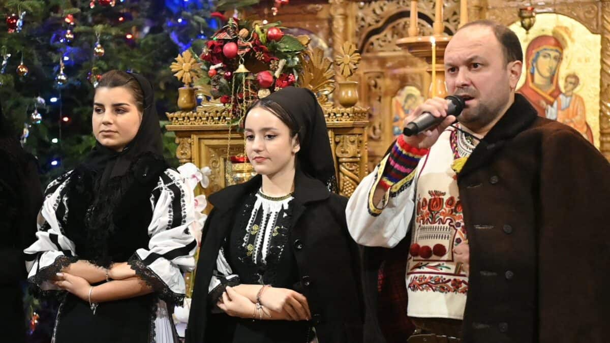 concert de colinde în ziua de crăciun cu copiii de la școala gimnazială 25 la biserica de pe calea poplăcii