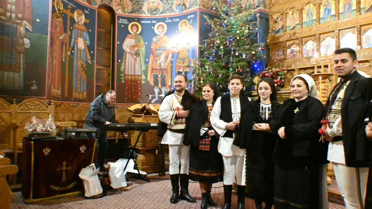 concert de colinde în ziua de crăciun cu copiii de la școala gimnazială 25 la biserica de pe calea poplăcii