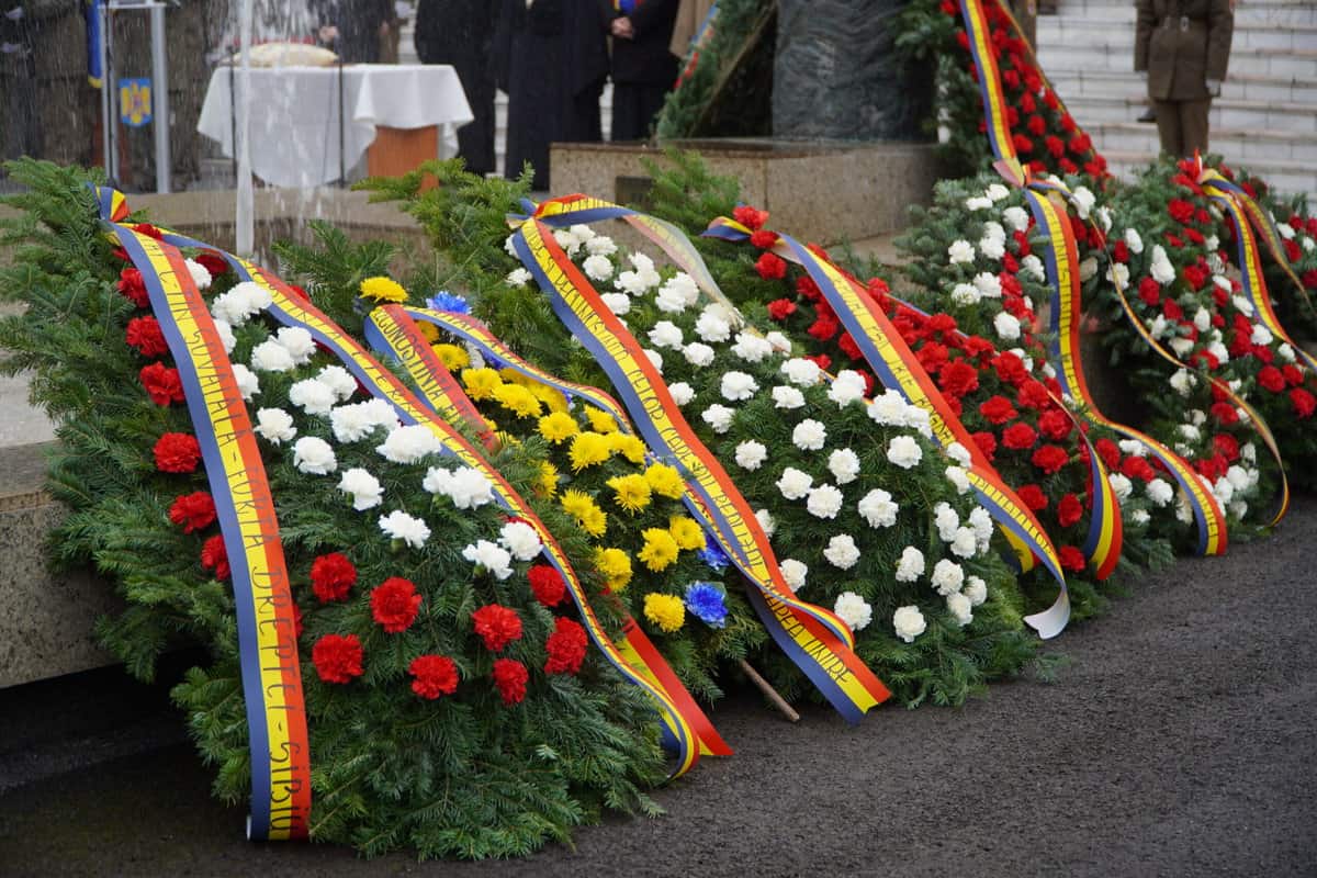 FOTO VIDEO - În lipsa unei parade, sibienii s-au înghesuit să vadă ceremonia de depuneri de coroane de la Cercul Militar