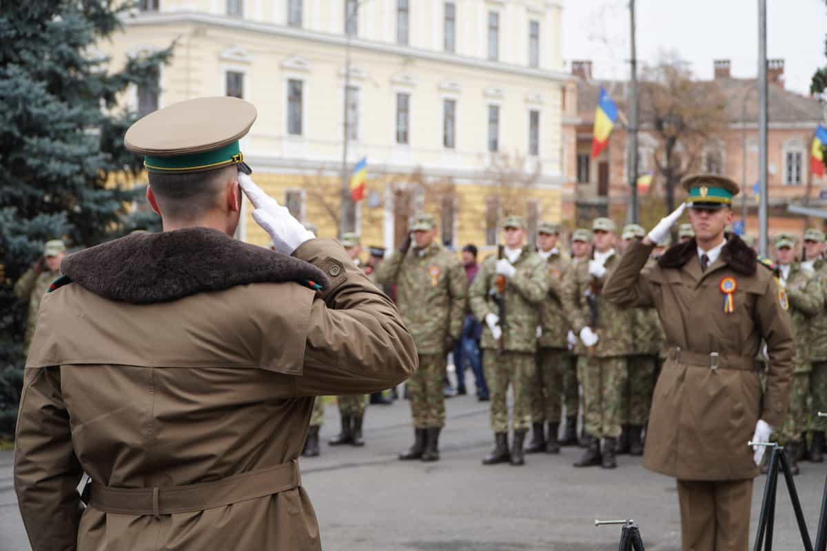 FOTO VIDEO - În lipsa unei parade, sibienii s-au înghesuit să vadă ceremonia de depuneri de coroane de la Cercul Militar