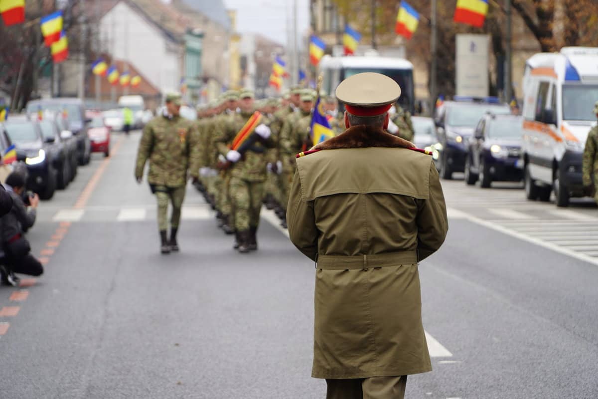 FOTO VIDEO - În lipsa unei parade, sibienii s-au înghesuit să vadă ceremonia de depuneri de coroane de la Cercul Militar