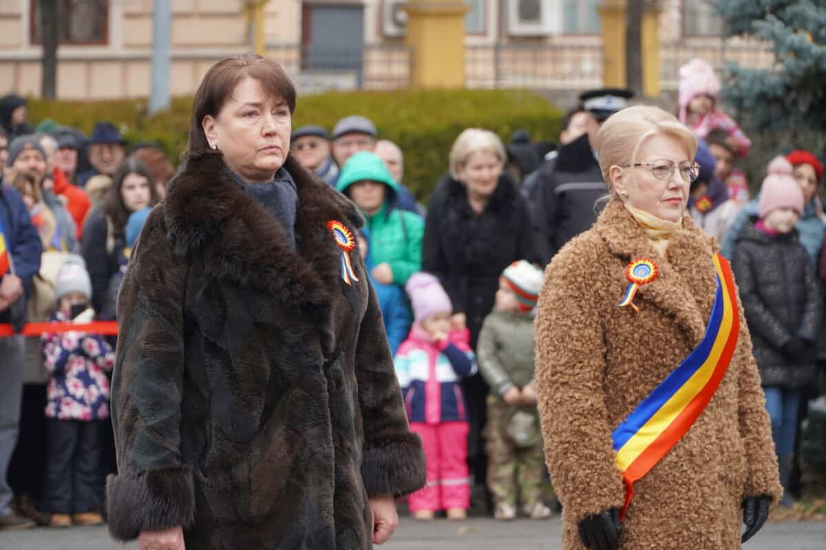 FOTO VIDEO - În lipsa unei parade, sibienii s-au înghesuit să vadă ceremonia de depuneri de coroane de la Cercul Militar