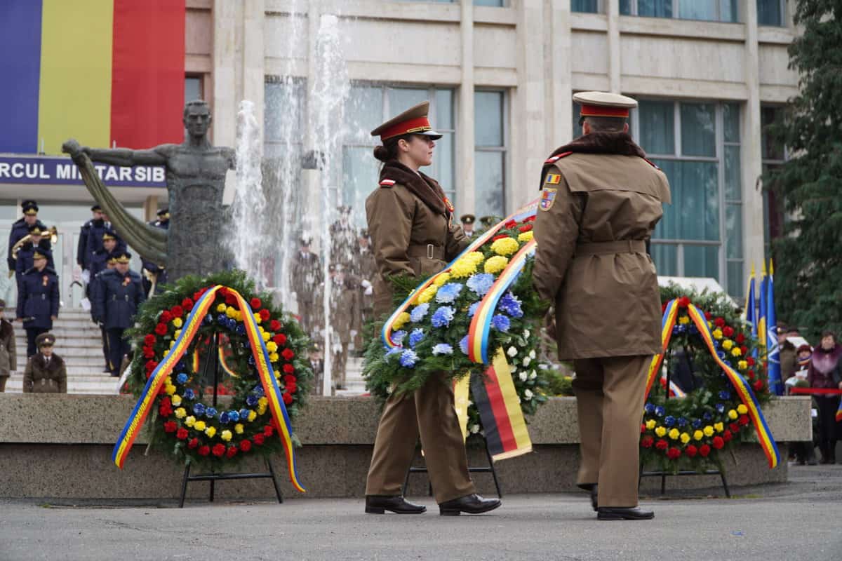 FOTO VIDEO - În lipsa unei parade, sibienii s-au înghesuit să vadă ceremonia de depuneri de coroane de la Cercul Militar