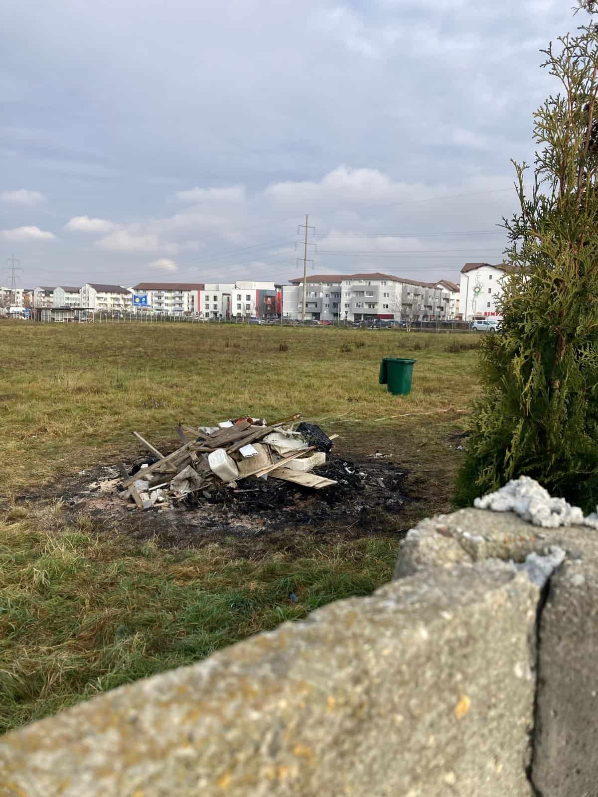 poluare în cartierul arhitecților - deșeuri din plastic arse două zile lângă gardul cimitirului municipal
