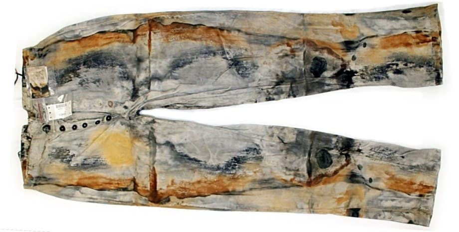 o pereche de blugi, vechi de peste 160 de ani a fost vândută la licitație cu un milion de dolari