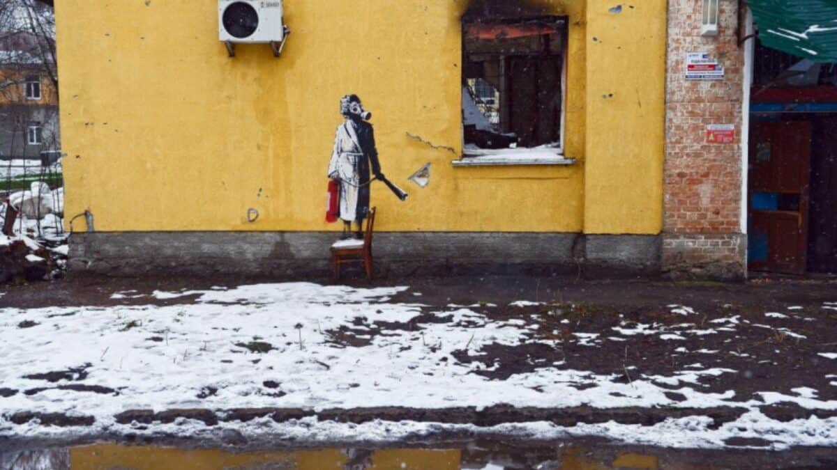 un graffiti realizat de banksy în ucraina a fost furat - mai multe persoane au decupat tencuiala