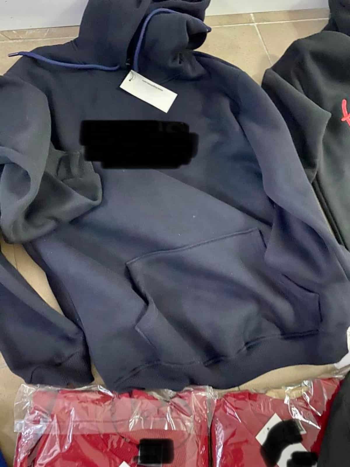 haine „fake” vândute în târgul obor din sibiu - marfă de 10.000 lei, confiscată de polițiști