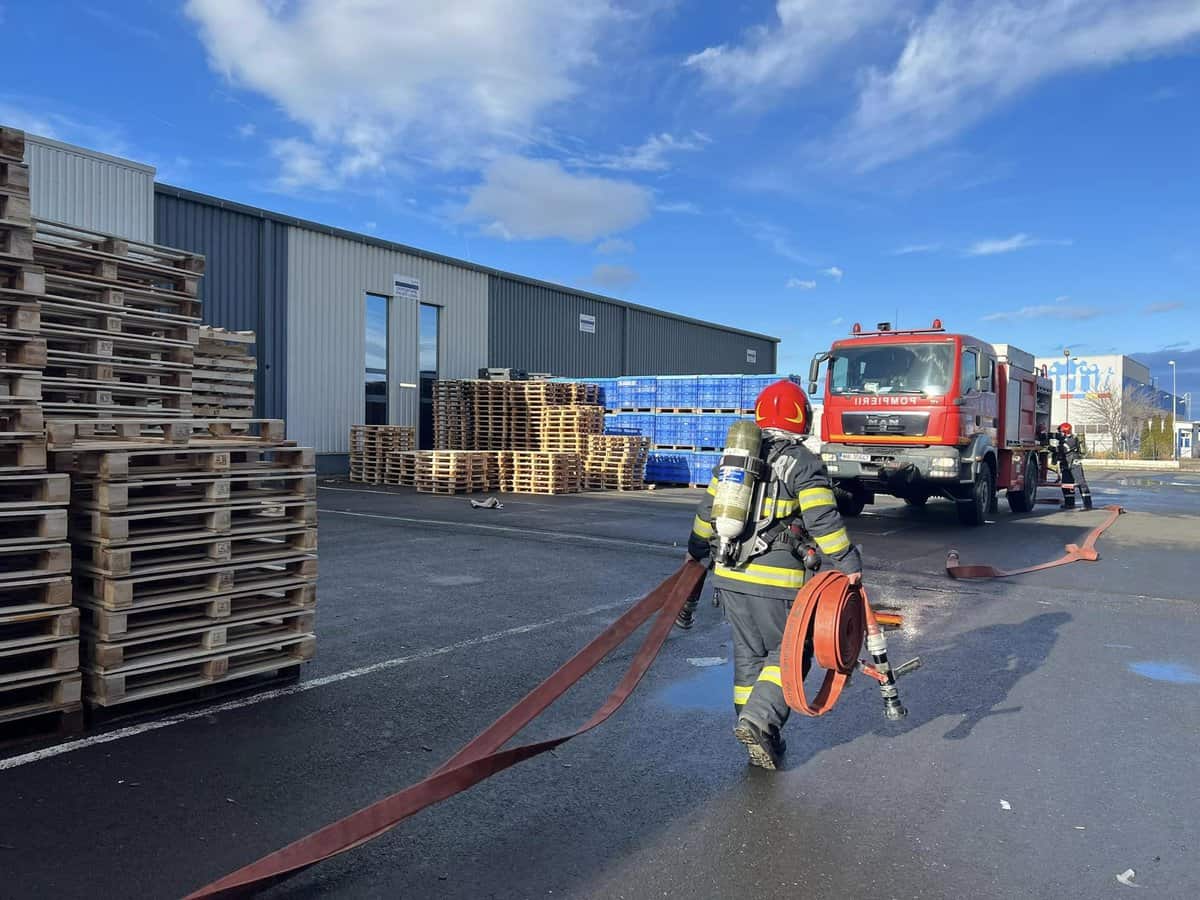 foto: exercițiu de amploare în zona industrială vest - a fost simulat un incendiu la o fabrică 