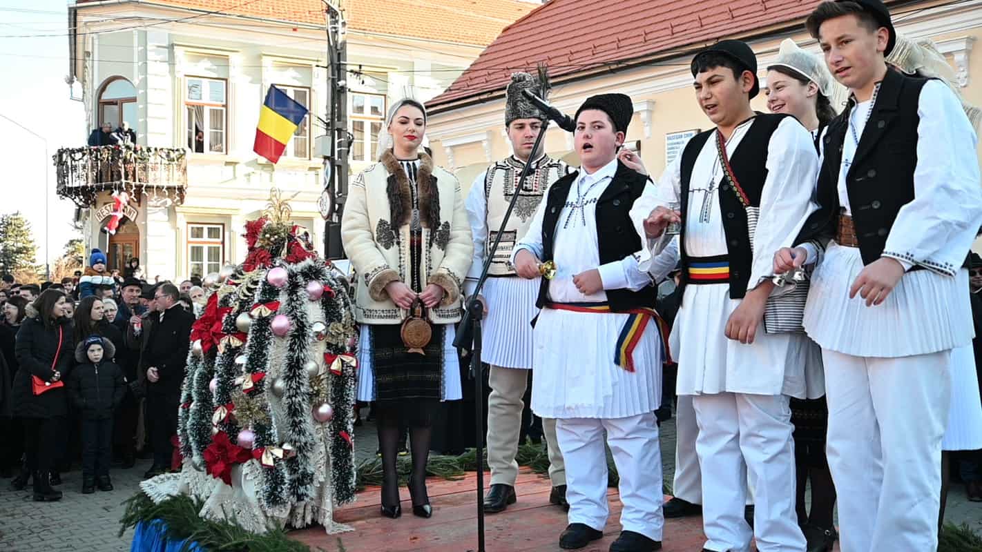 FOTO VIDEO Sărbătoarea cea mai frumoasă a Mărginimii Sibiului - Zeci de cete de juni și junese au dansat și cântat pe străzile din Săliște