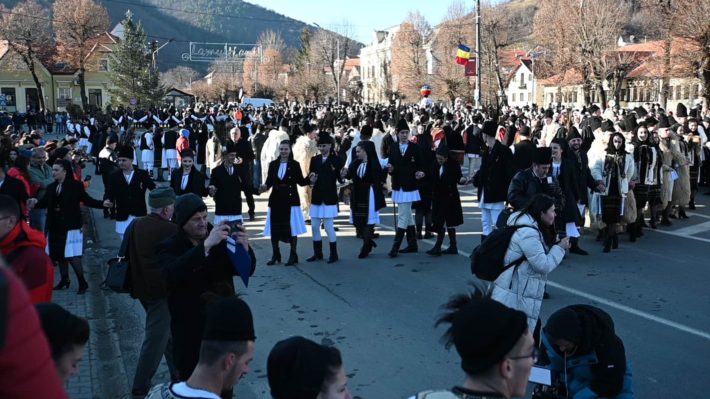 FOTO VIDEO Sărbătoarea cea mai frumoasă a Mărginimii Sibiului - Zeci de cete de juni și junese au dansat și cântat pe străzile din Săliște