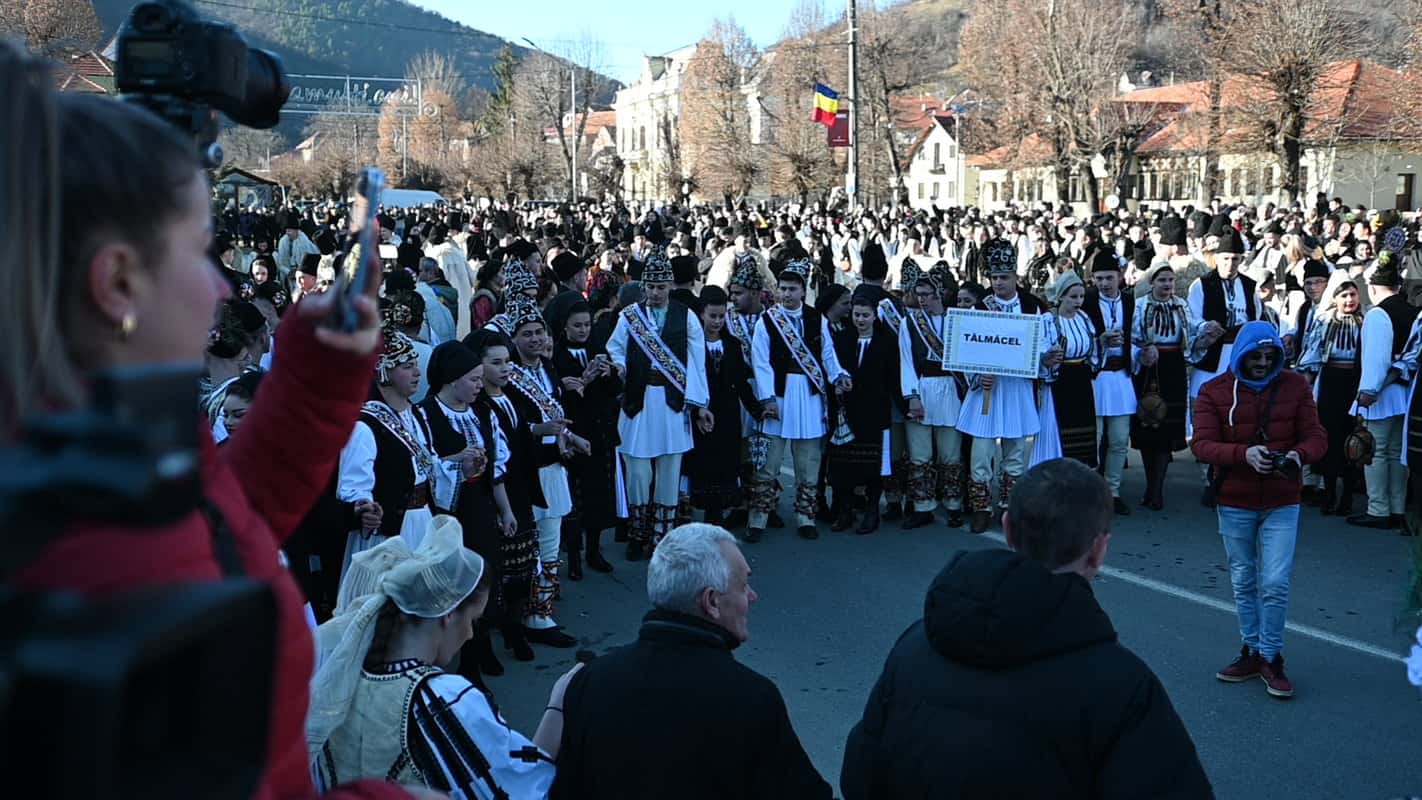 FOTO VIDEO Sărbătoarea cea mai frumoasă a Mărginimii Sibiului - Zeci de cete de juni și junese au dansat și cântat pe străzile din Săliște