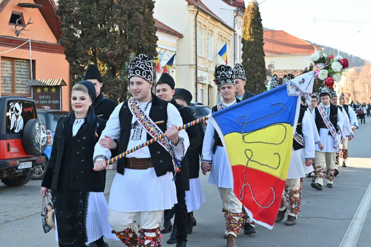 FOTO VIDEO Sărbătoarea cea mai frumoasă a Mărginimii Sibiului - Zeci de cete de juni și junese au dansat și cântat pe străzile din Săliște