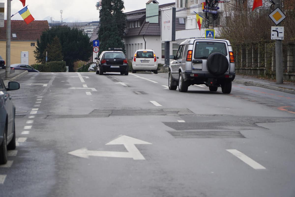 FOTO VIDEO Reabilitare de mântuială - Marcaje rutiere care trebuie corectate în Sibiu