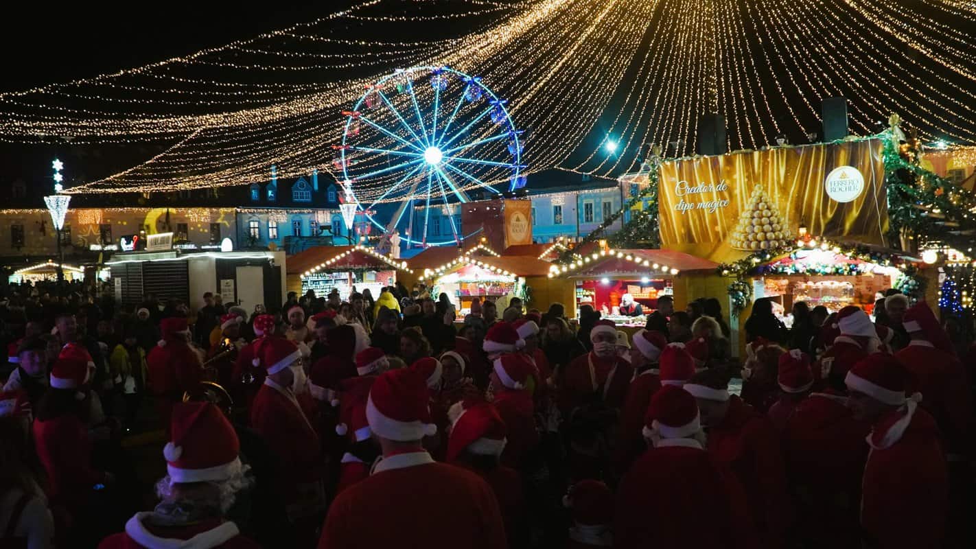 foto video marea moșmondeală de la sibiu - zeci de moși crăciun au animat centrul orașului la un maraton cu scopuri caritabile