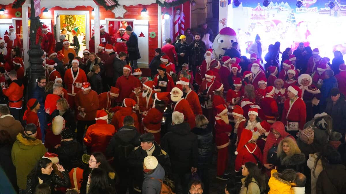 foto video marea moșmondeală de la sibiu - zeci de moși crăciun au animat centrul orașului la un maraton cu scopuri caritabile