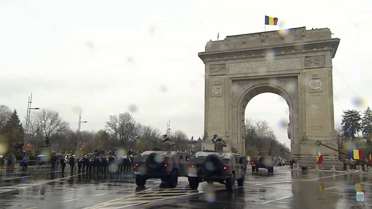 LIVE VIDEO - Imagini cu parada militară de la Arcul de Triumf din Capitală