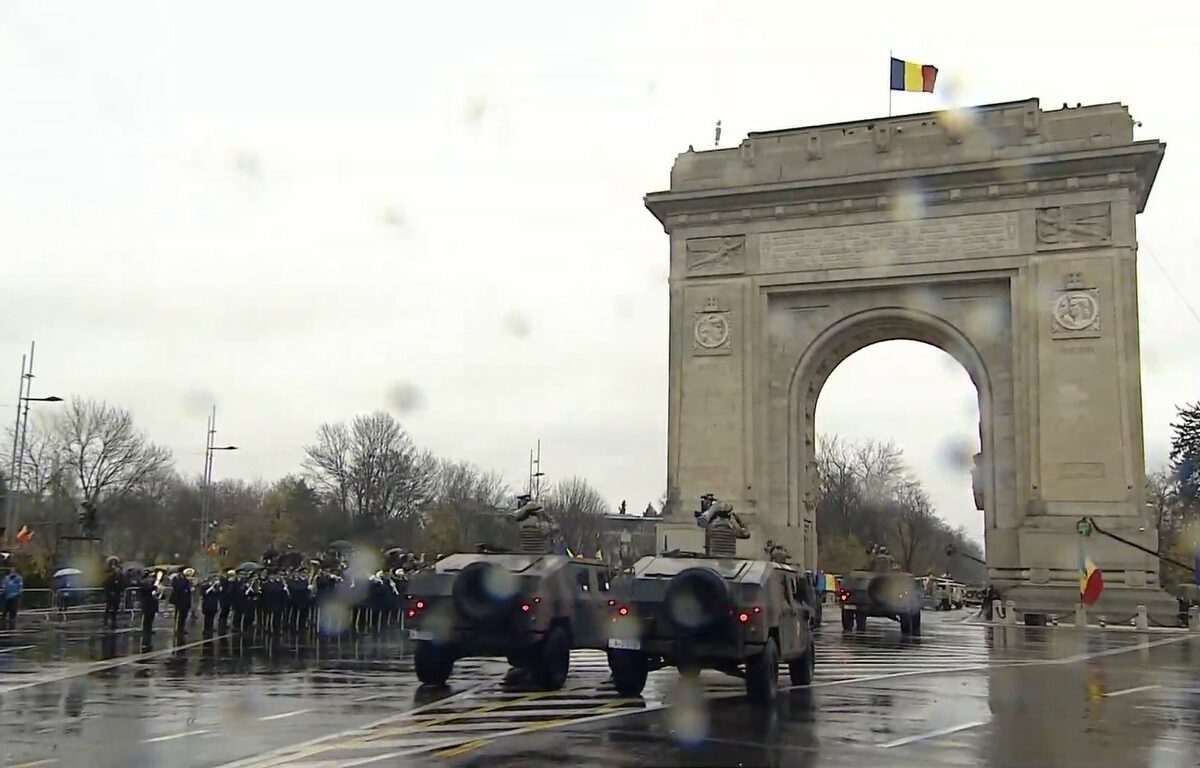live video - imagini cu parada militară de la arcul de triumf din capitală