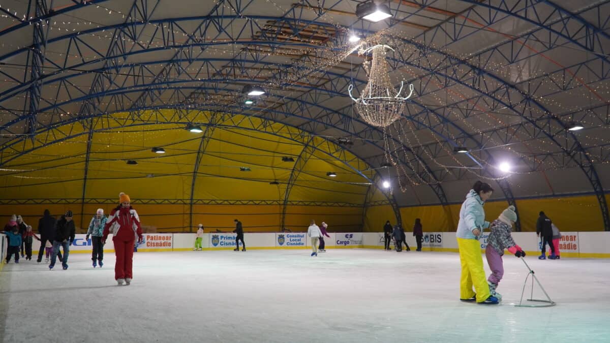 video și galerie foto - programul patinoarelor din sibiu și împrejurimi - cât costă distracția pe gheață iarna aceasta