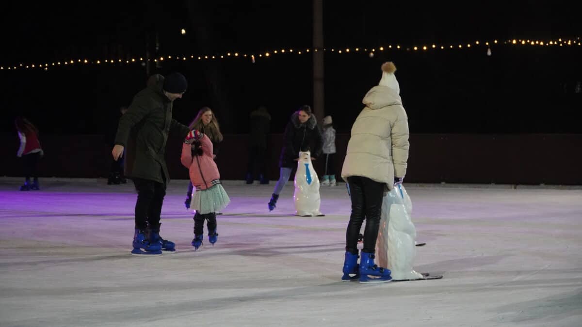 video și galerie foto - programul patinoarelor din sibiu și împrejurimi - cât costă distracția pe gheață iarna aceasta