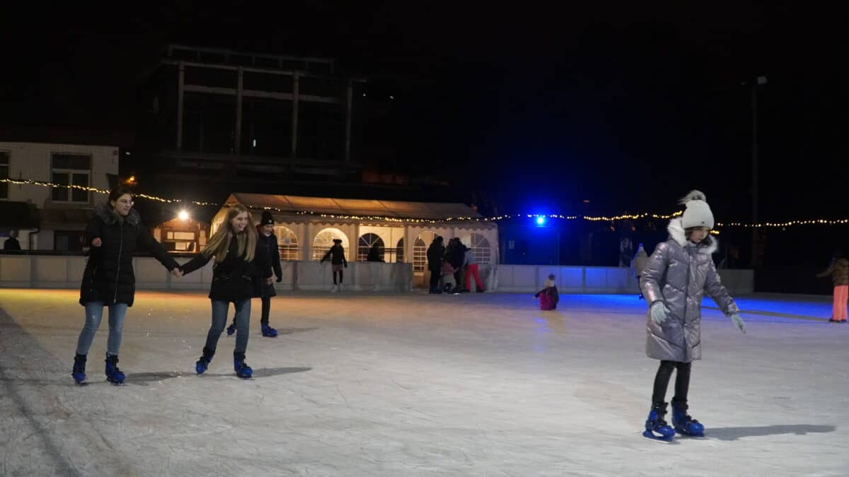 video și galerie foto - programul patinoarelor din sibiu și împrejurimi - cât costă distracția pe gheață iarna aceasta