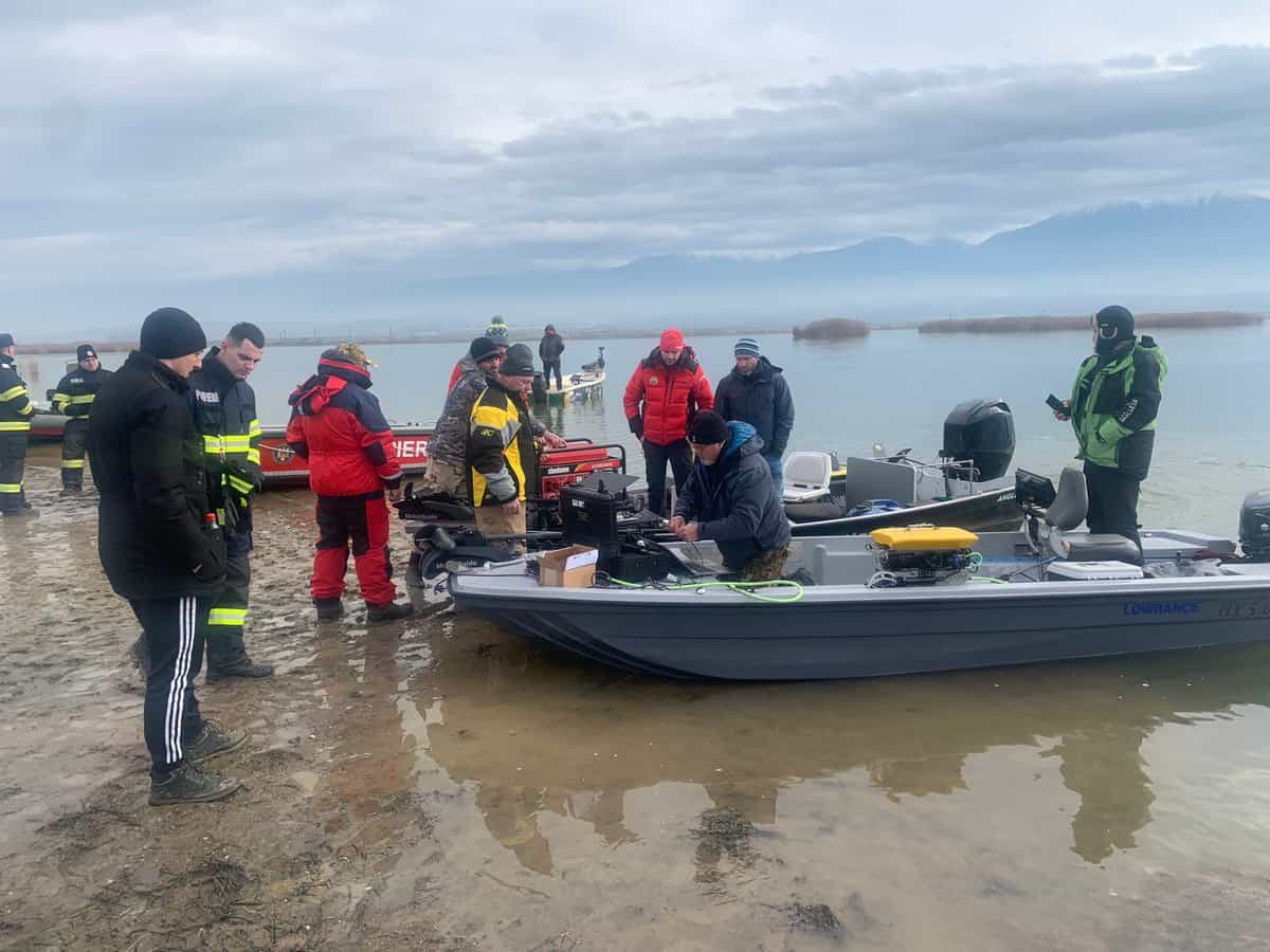 foto: pescarul care s-a înecat în olt la bradu, găsit de experții americani