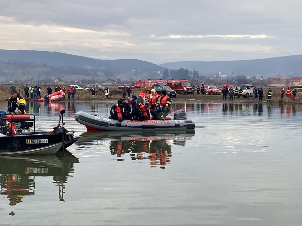 foto: pescarul care s-a înecat în olt la bradu, găsit de experții americani