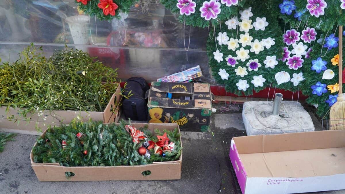 video foto razie la piața cibin - s-au găsit petarde și artificii sub flori