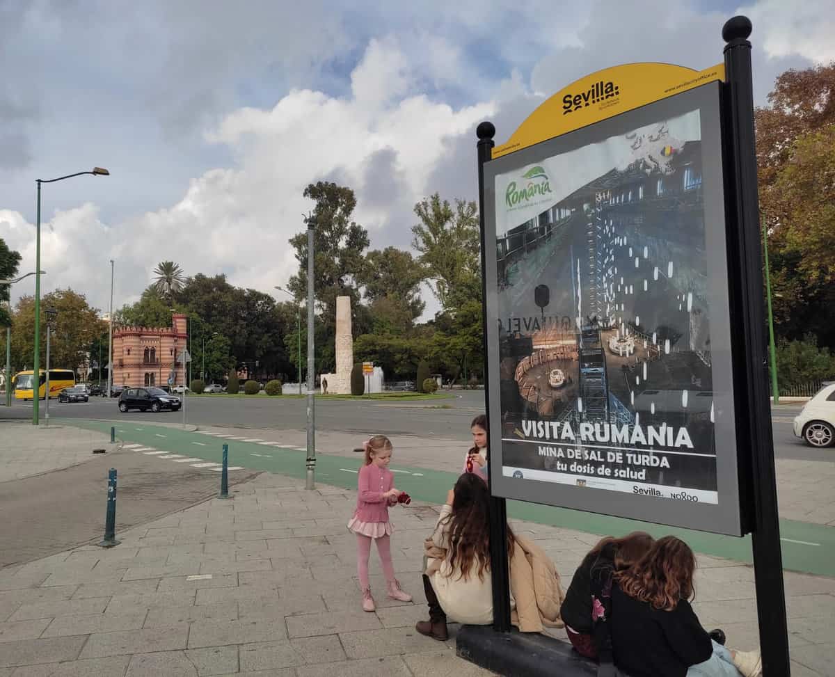 destinații turistice din românia, promovate în sevilla - imagini cu transfăgărășanul și biertan, amplasate pe străzi