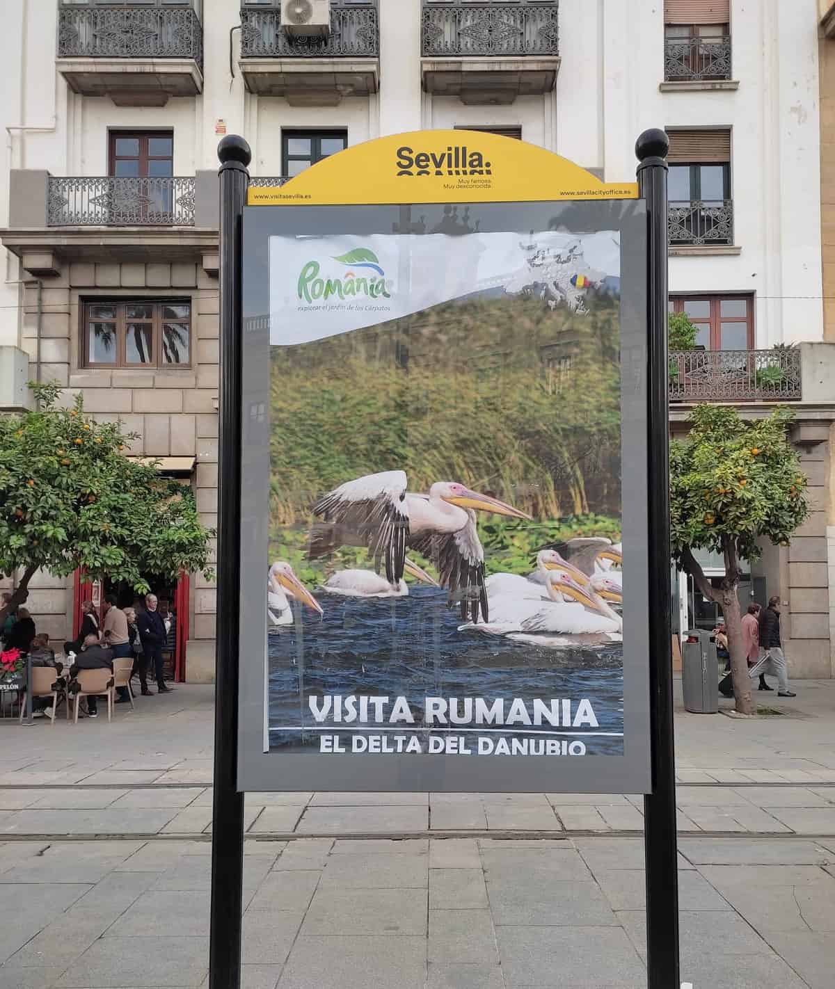 destinații turistice din românia, promovate în sevilla - imagini cu transfăgărășanul și biertan, amplasate pe străzi