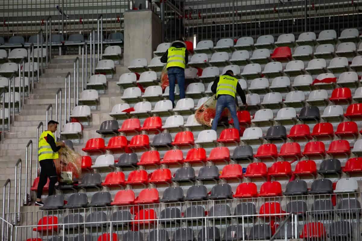 ce nu s-a văzut la deschiderea stadionului: mai mulți angajați soma, aflați în timpul liber, au strâns gunoaiele lăsate în urmă