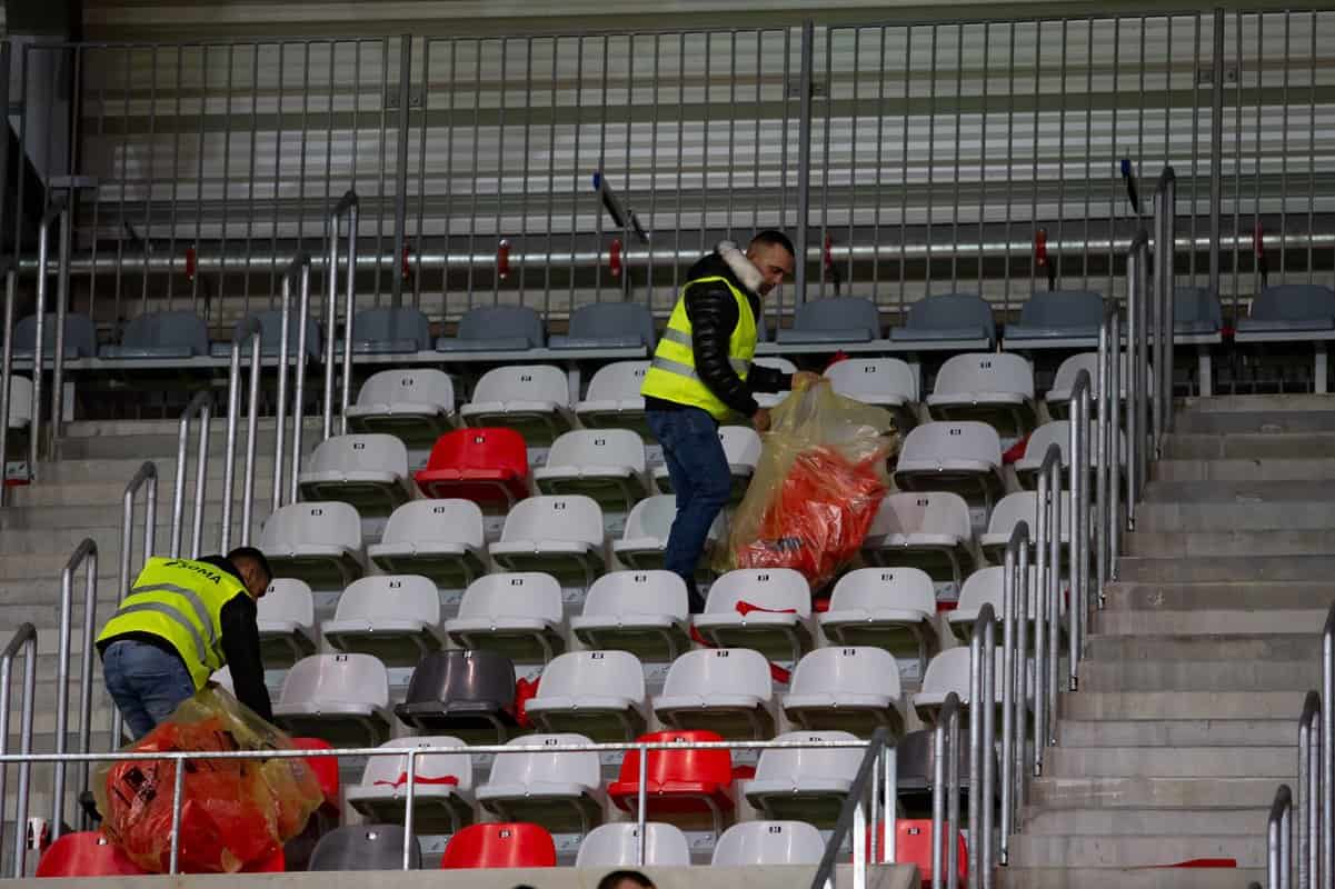 ce nu s-a văzut la deschiderea stadionului: mai mulți angajați soma, aflați în timpul liber, au strâns gunoaiele lăsate în urmă