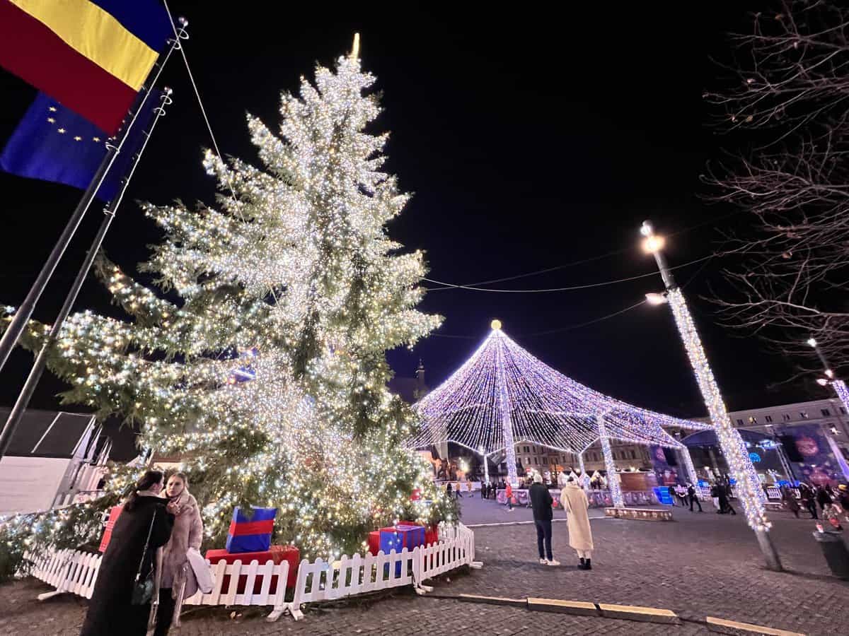 FOTO: Am fost la Târgul de Crăciun din Cluj-Napoca și Boc are dreptate: Aceleași prețuri ca în Sibiu - Clujenii au mai puține căsuțe, dar au zilnic concerte