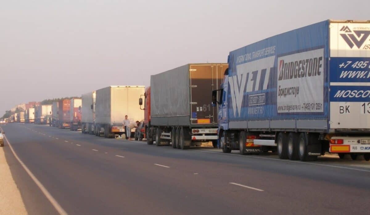șoferii de camioane, captivi în vămile aglomerate din sudul și estul țării - așteaptă ore întregi la cozi