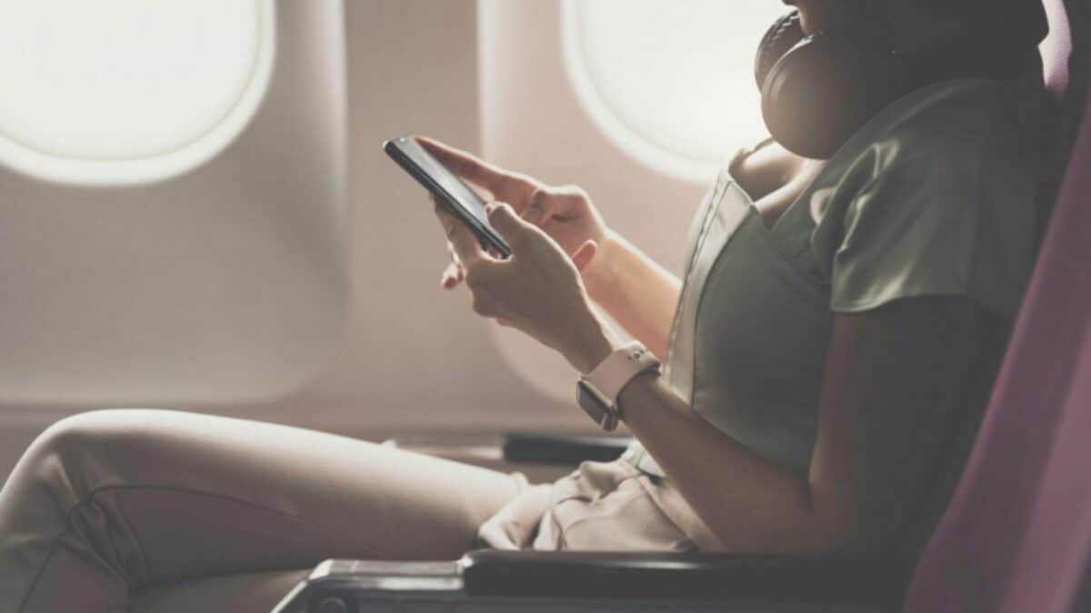 companiile aeriene din ue vor permite vorbitul la telefon în timpul zborului - pasagerii vor putea utiliza tehnologia 5g la bordul avioanelor