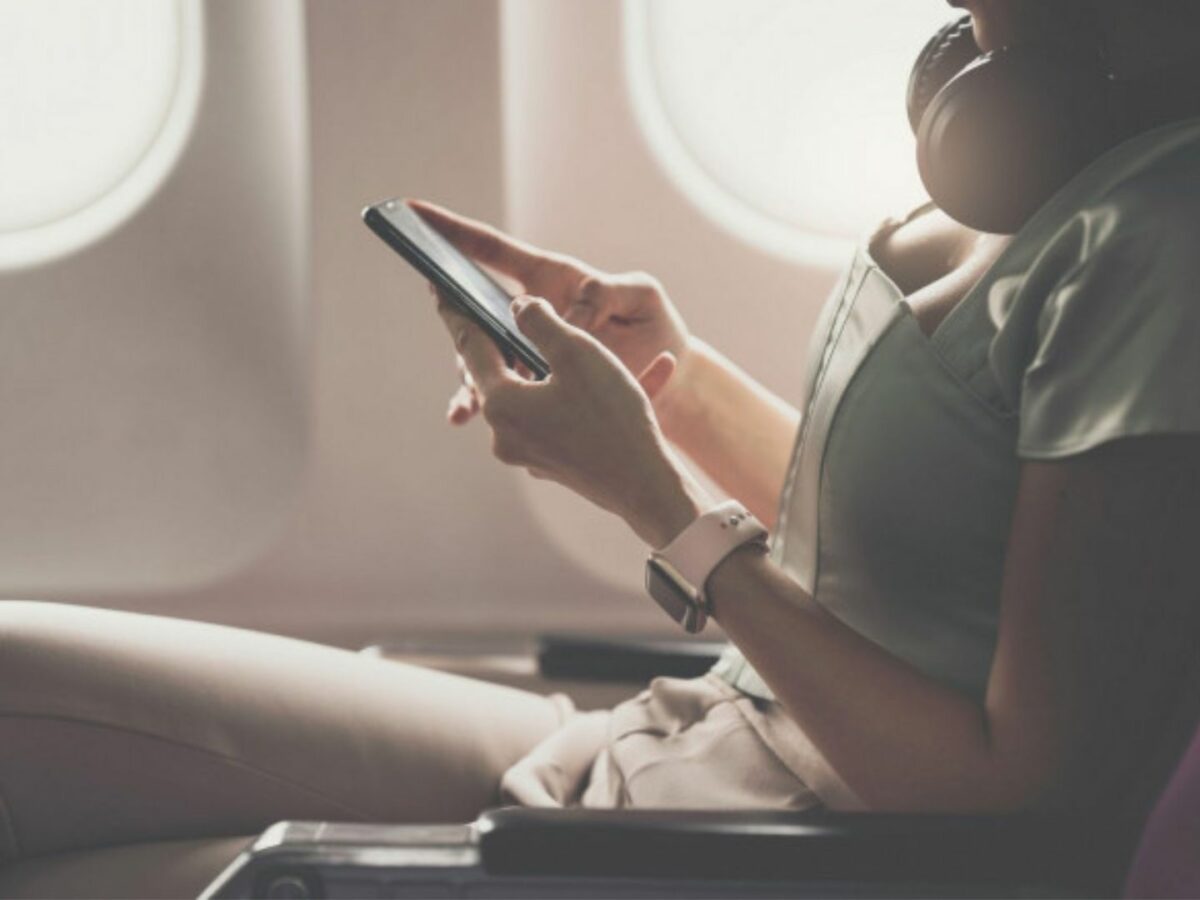 companiile aeriene din ue vor permite vorbitul la telefon în timpul zborului - pasagerii vor putea utiliza tehnologia 5g la bordul avioanelor