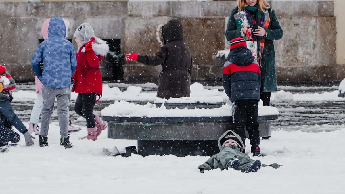 foto: imaginile copilăriei la sibiu - copiii au făcut oameni de zăpadă în piața mare - turiștii și-au făcut poze cu ei