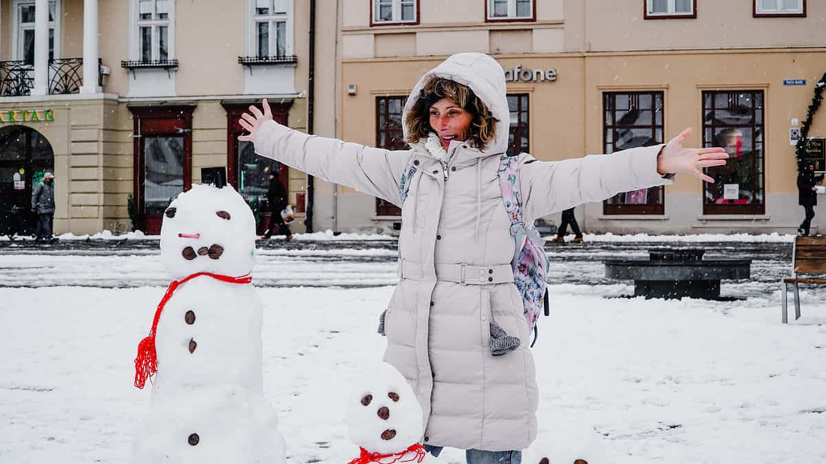 foto: imaginile copilăriei la sibiu - copiii au făcut oameni de zăpadă în piața mare - turiștii și-au făcut poze cu ei