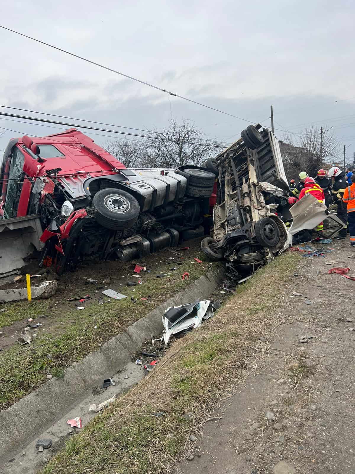 FOTO Cisternă cu sodă caustică răsturnată la Vâlcea - Șoferul camionului grav rănit