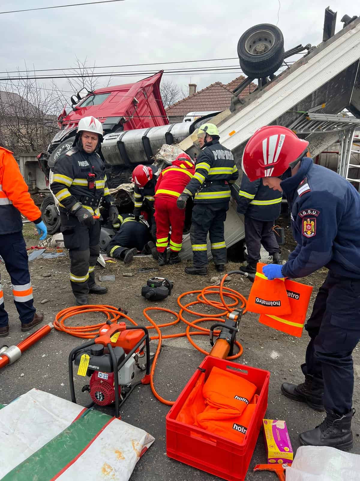 FOTO Cisternă cu sodă caustică răsturnată la Vâlcea - Șoferul camionului grav rănit