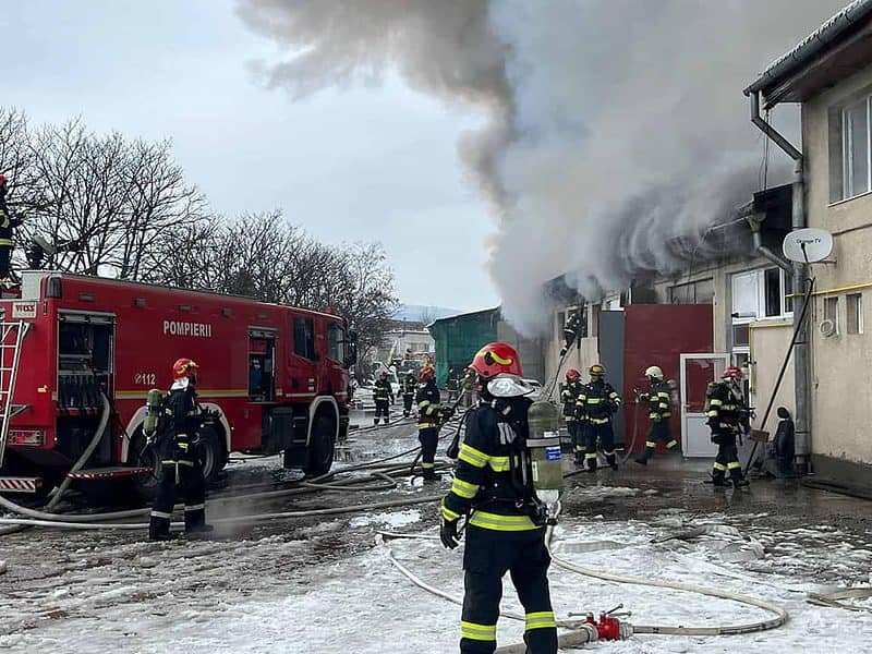 foto incendiu puternic la o hală industrială din târgu mureș - au intervenit și pompieri de la sibiu