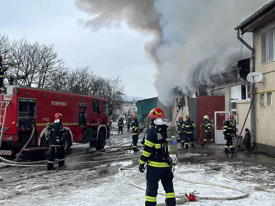 FOTO Incendiu puternic la o hală industrială din Târgu Mureș - Au intervenit și pompieri de la Sibiu